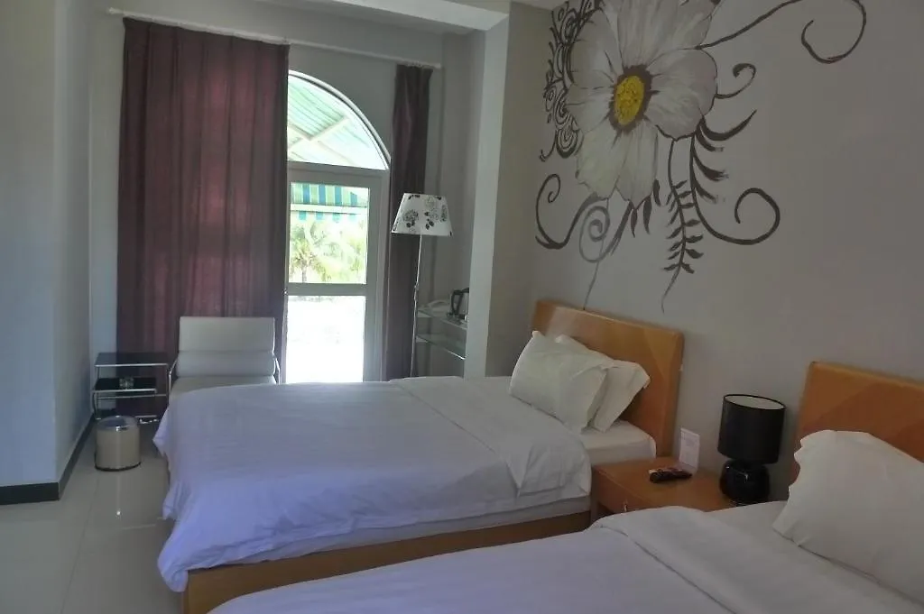 Отель Golden Beach Villa Санья